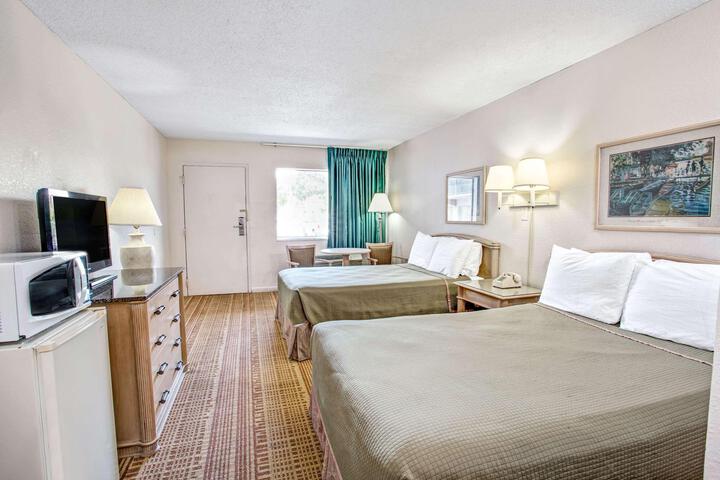 Super 8 by Wyndham Kissimmee