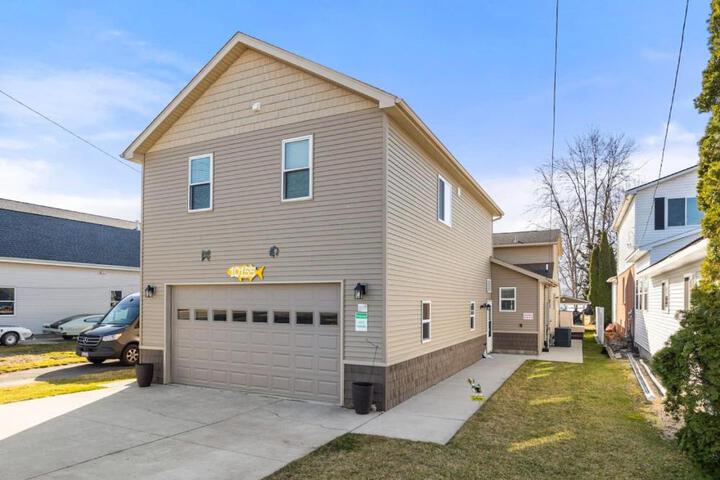 Lakeside Bliss 2BR 1BA with All Modern Comforts