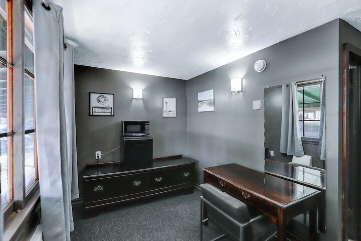 Room 7 of 18
