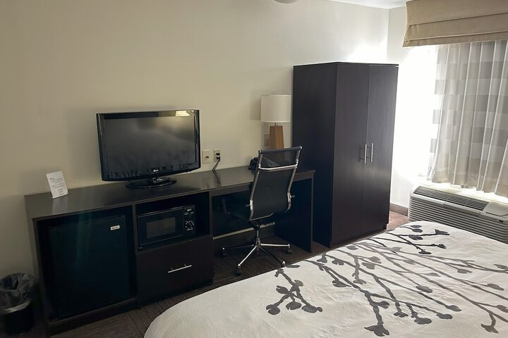 Room 27 of 38