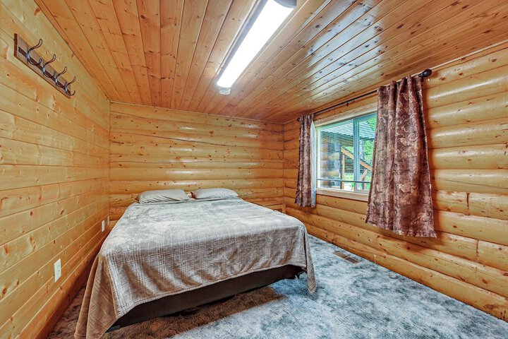 Roomy Log Cabin w / Hot Tub Walk to Kenai River!