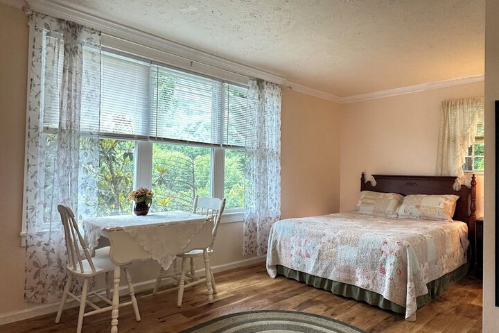 The Chimney Rock Inn & Cottages
