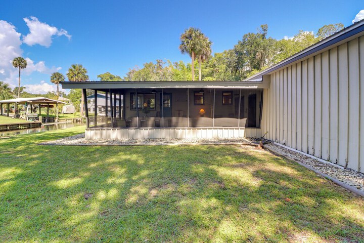 Charming Canalfront Retreat w / Double Boat Slip!