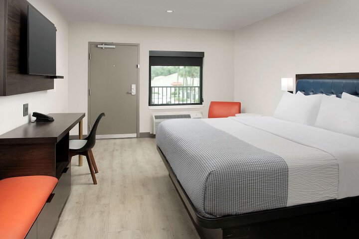 Room 10 of 28