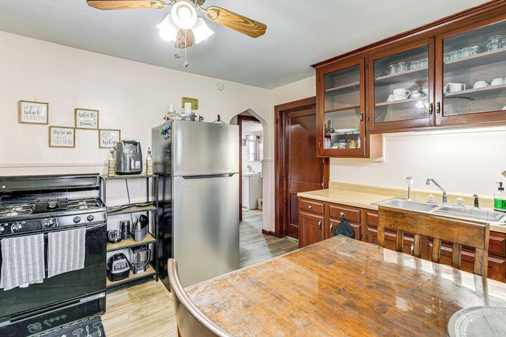 Apartment 1 Mi to Buffalo Botanical Gardens!