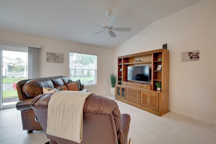 Sun-soaked Retreat in The Villages w / Grill!