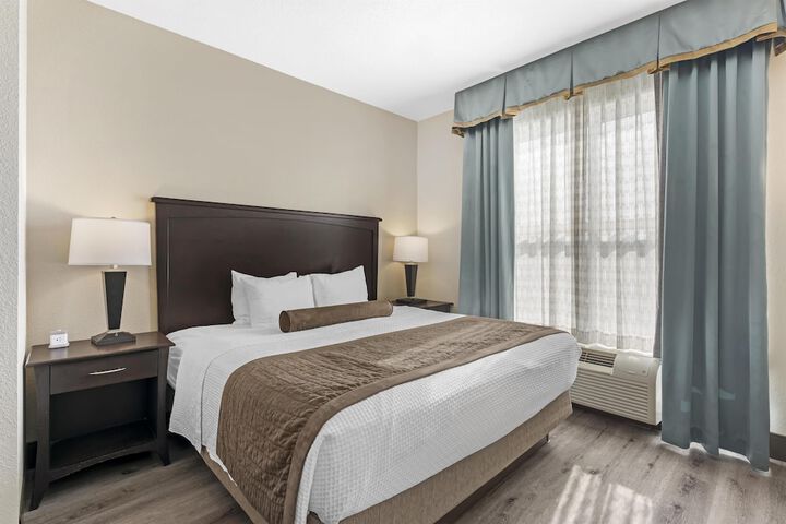 Best Western Plus Chain of Lakes Inn & Suites