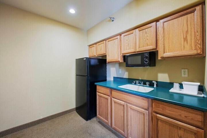 Pinedale Hotel & Suites