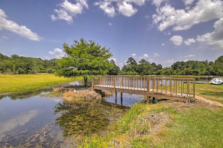 Lakefront Cabin w / Access to 2 Paddleboats!