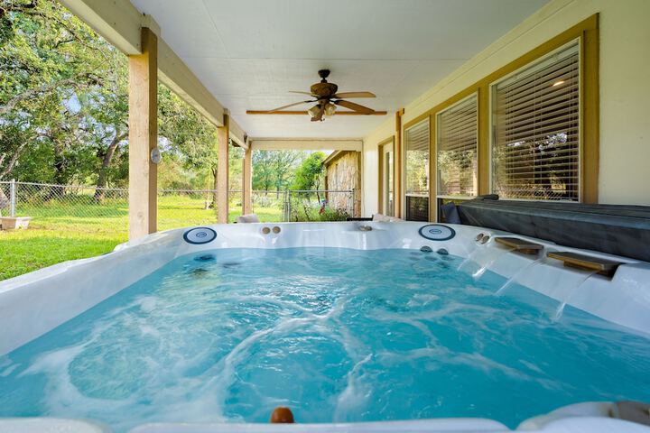 2br Texas Countryside Home w / Hot Tub!
