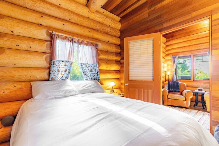 Penn Cove Overlook by Avantstay Cabin w / Views