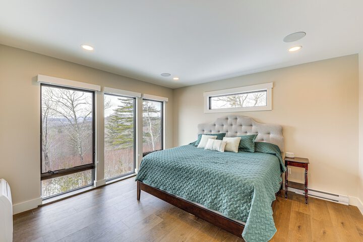 Mountain-view Home in Stoneham w / Hot Yoga Studio!