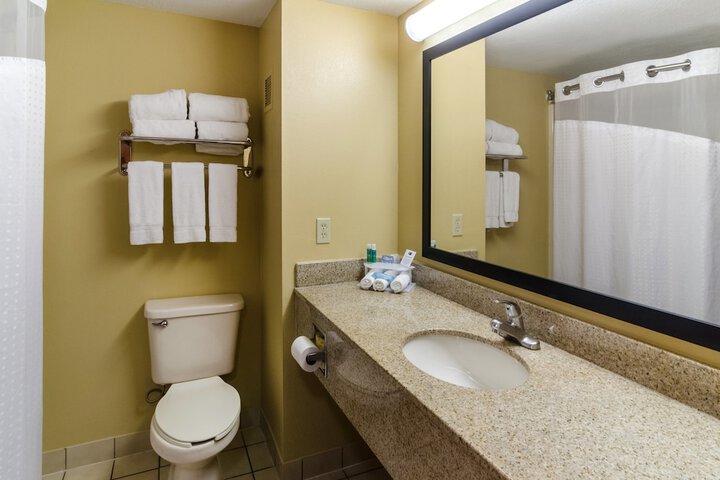 Room 10 of 40