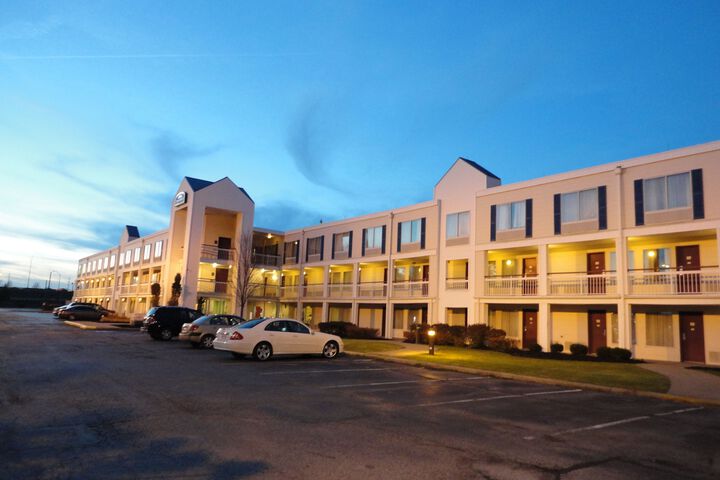 Super 8 by Wyndham Brook Park / Cleveland