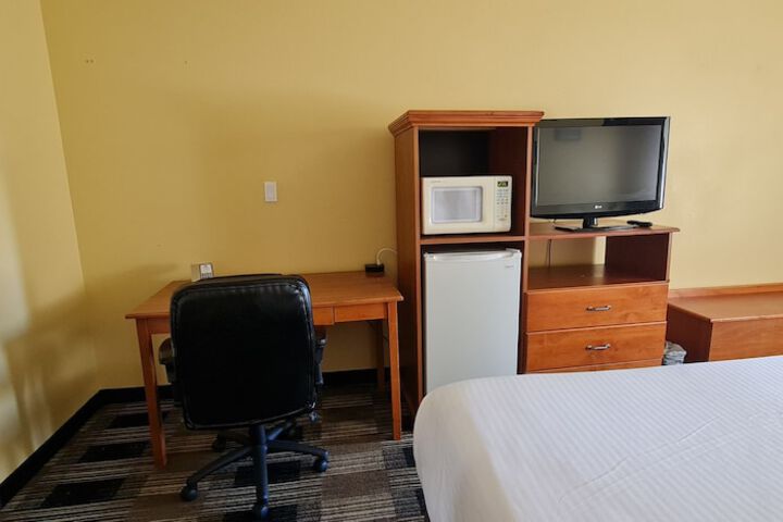Oakridge Inn & Suites