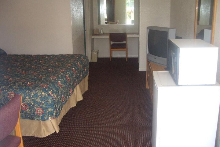 BENTON RELAX INN