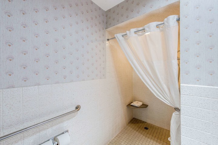 Room 28 of 85