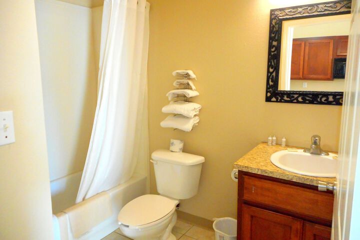 Crossroads Inn & Suites