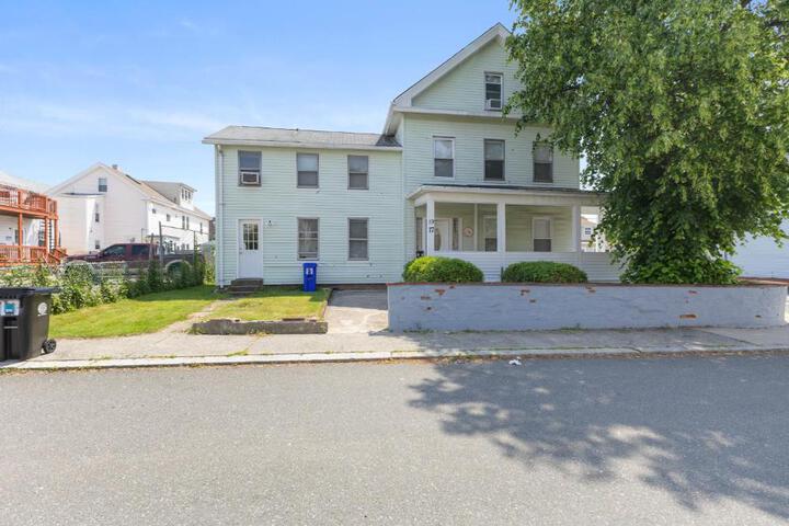 17-19Cozy & Spacious 6BR home in Malden with window AC and free parking