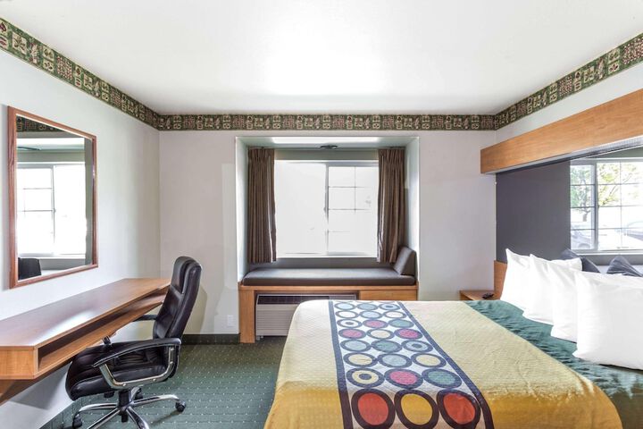 Room 16 of 40