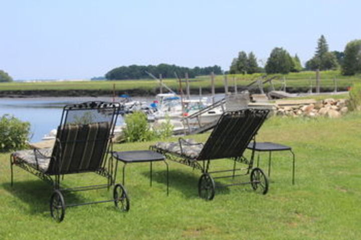 Sheas Riverside Inn & Motel