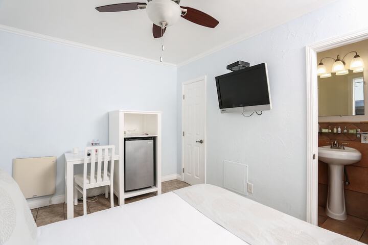 Room 30 of 102