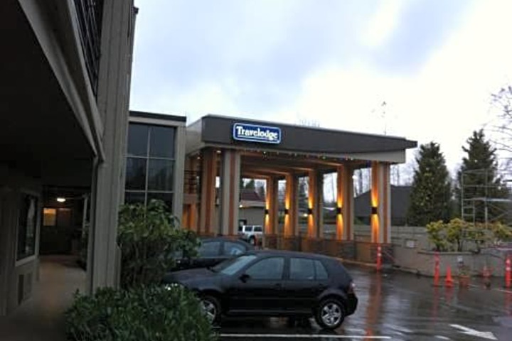 Travelodge by Wyndham Vancouver Lions Gate