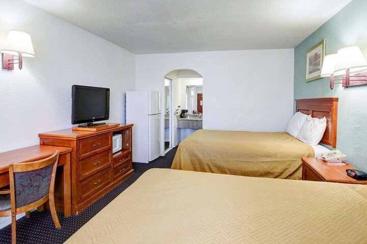 Room 25 of 39