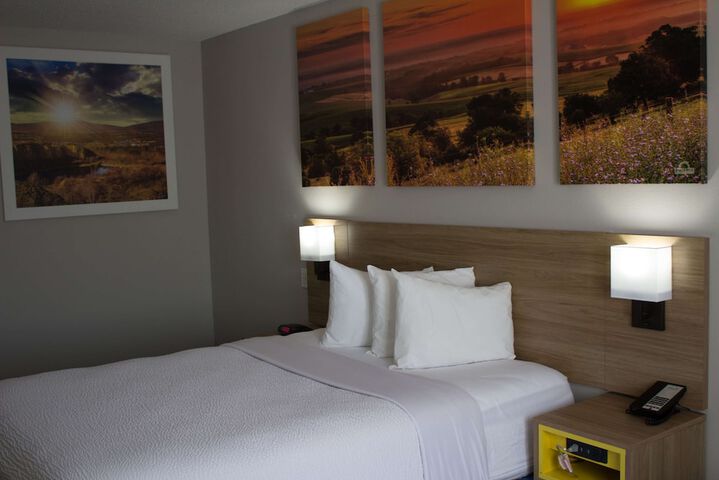 Days Inn by Wyndham Colby