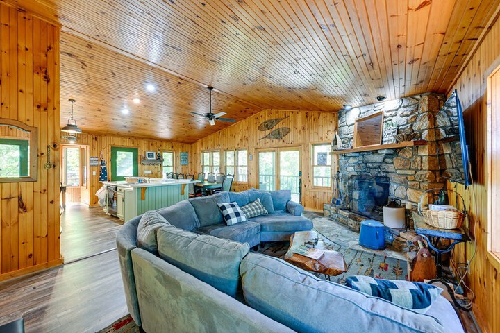 Cullowhee Mountain Retreat w / Deck and Fire Pit!