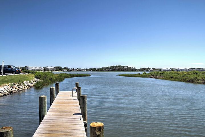 Near Beaches: Ocean View Condo w / Balcony!