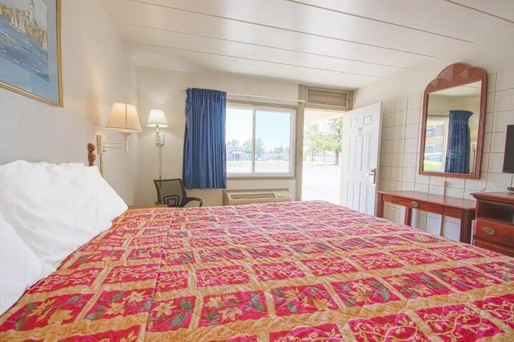 Room 18 of 28