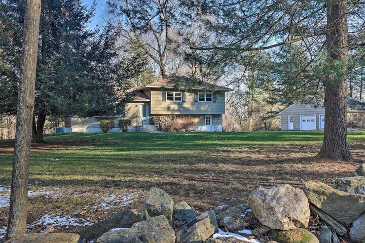 Family-friendly Woodbury Home With Yard + Deck!