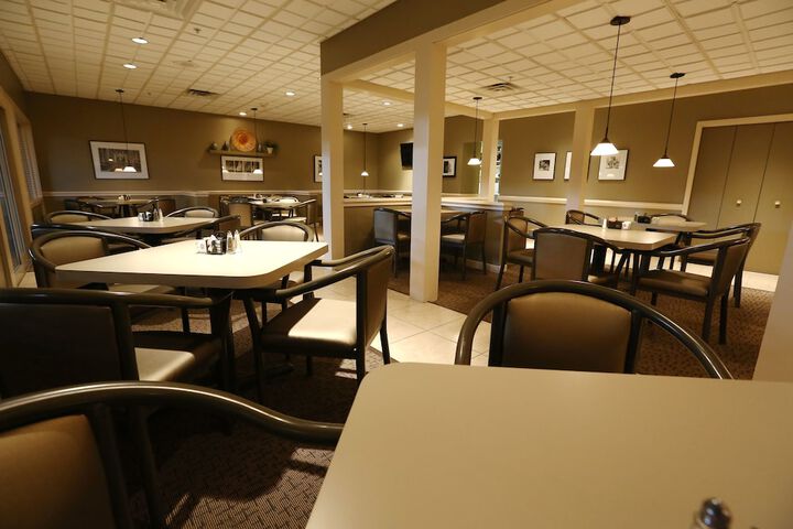 Dining 26 of 36