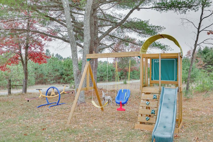 Lovely Rural Hixton Farmhouse w / Porch & Fire Pit!