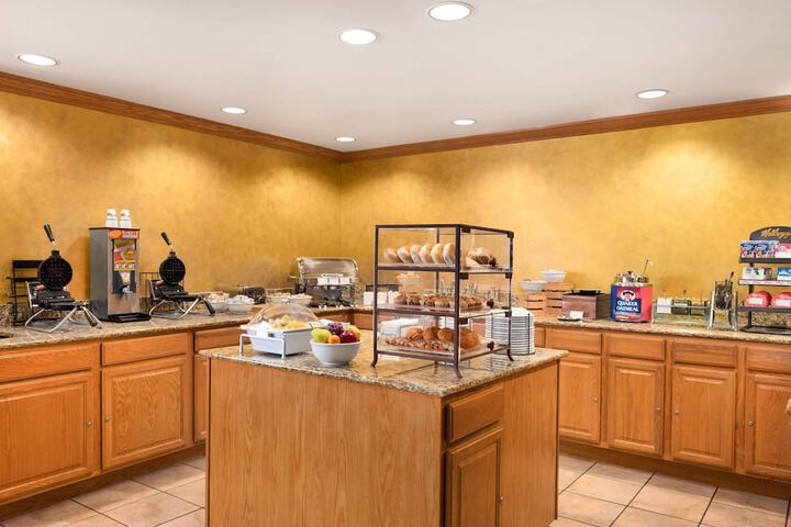 Country Inn & Suites by Radisson Sycamore, IL