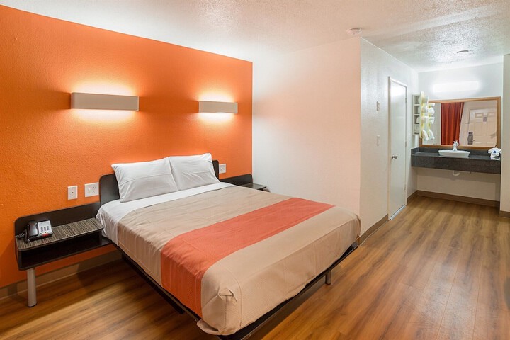 Motel 6 Grand Prairie TX - Near Six Flags Drive