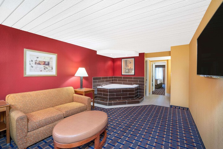 Room 10 of 28