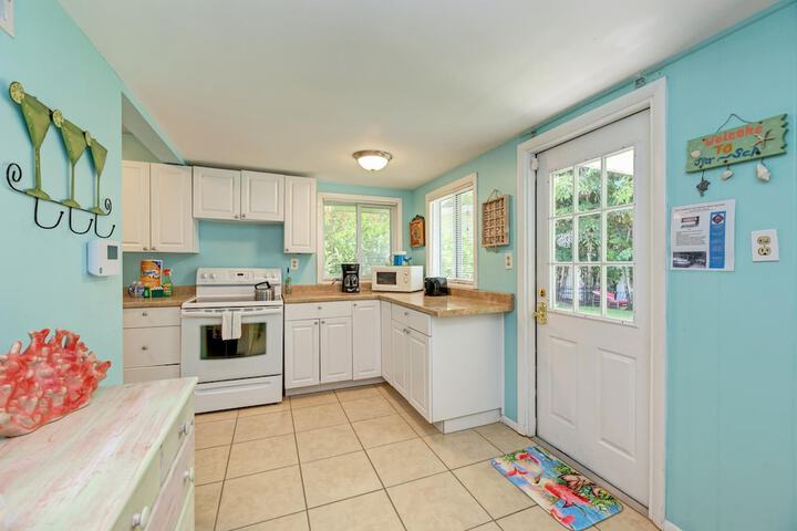Cottage Haven-one Minute Walk To The Beach-private Yards-keyless Locks