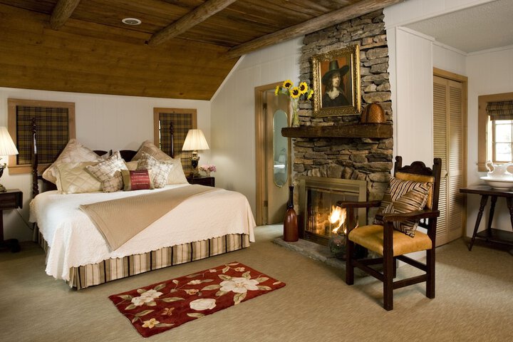 1906 Pine Crest Inn
