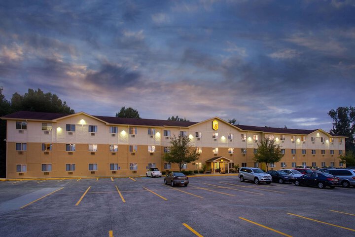 Super 8 by Wyndham Cromwell / Middletown