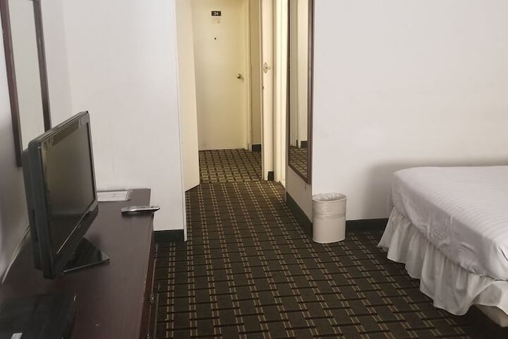 Room 9 of 15