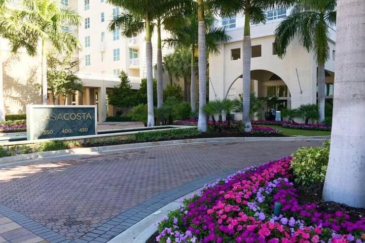 One bedroom in amazing condoBeach pass included!