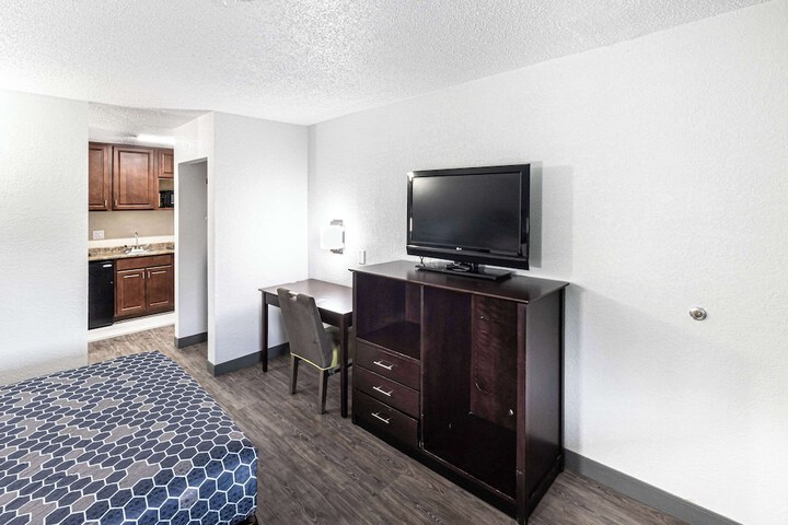 Room 13 of 32