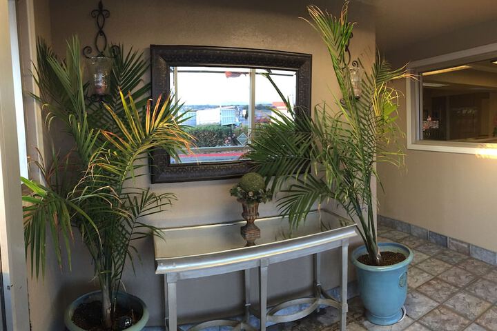 Hilltop Inn & Suites