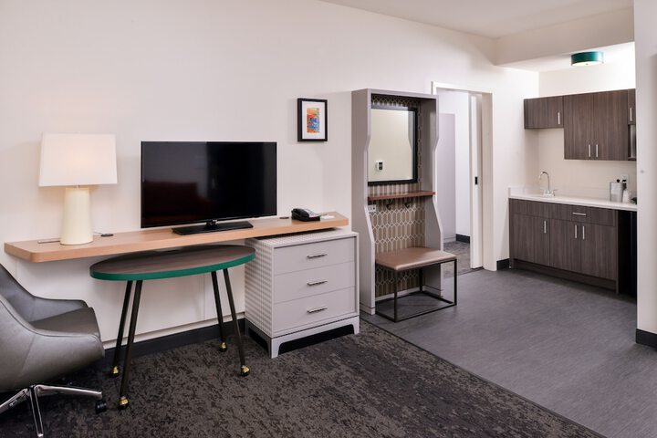 Holiday Inn & Suites Farmington Hills - Detroit NW by IHG