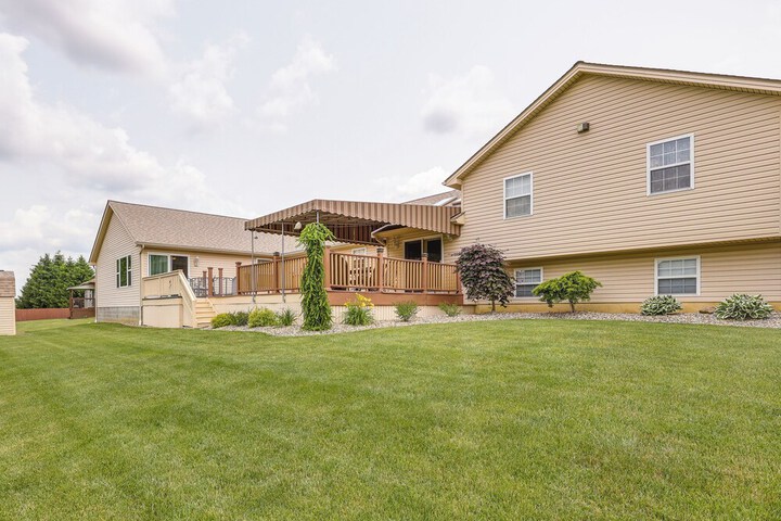 Wfh-friendly Columbiana Vacation Rental w / Deck!