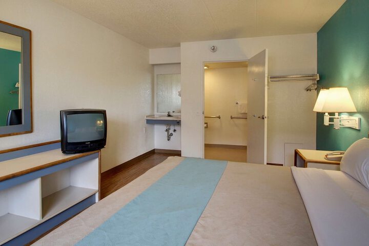Room 23 of 29