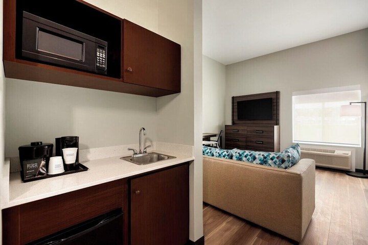 La Quinta Inn & Suites by Wyndham Gonzales LA