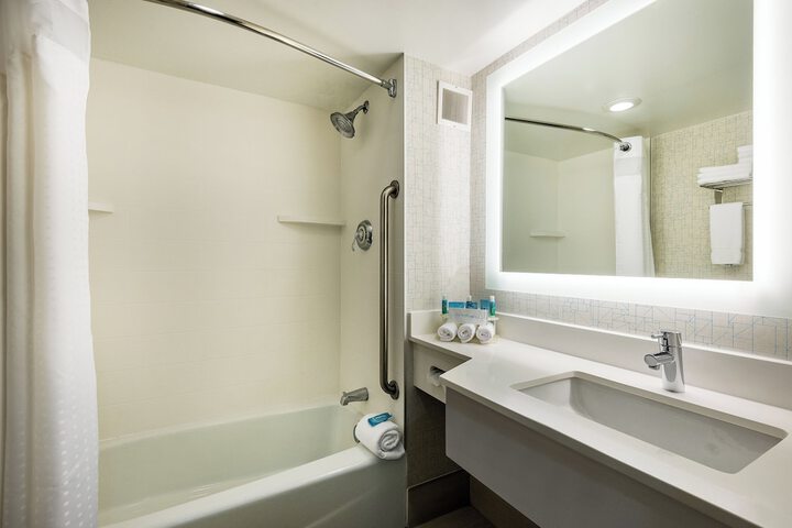 Holiday Inn Express Flint-Campus Area by IHG